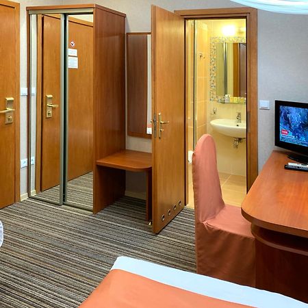 Economy Room In Hotel Eney Lwów Zewnętrze zdjęcie
