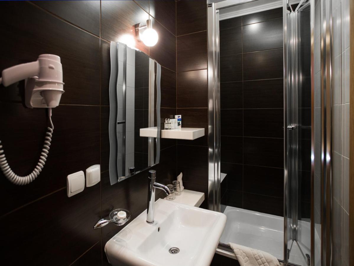 Economy Room In Hotel Eney Lwów Zewnętrze zdjęcie