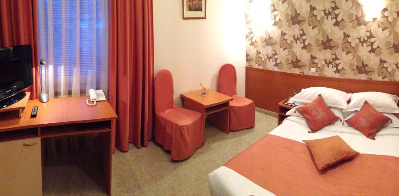 Economy Room In Hotel Eney Lwów Zewnętrze zdjęcie
