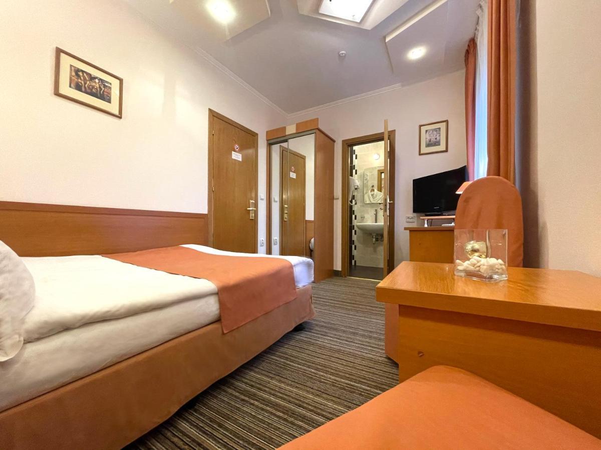 Economy Room In Hotel Eney Lwów Zewnętrze zdjęcie