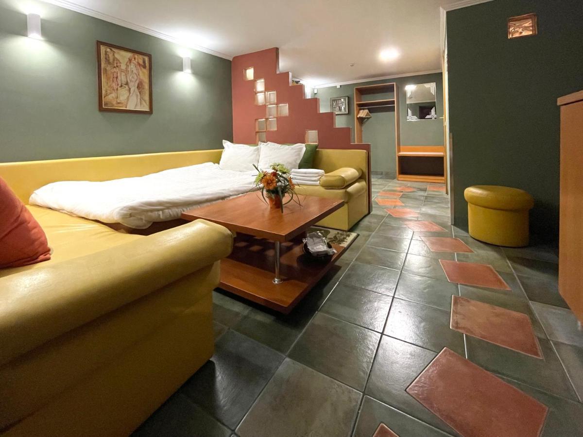 Economy Room In Hotel Eney Lwów Zewnętrze zdjęcie