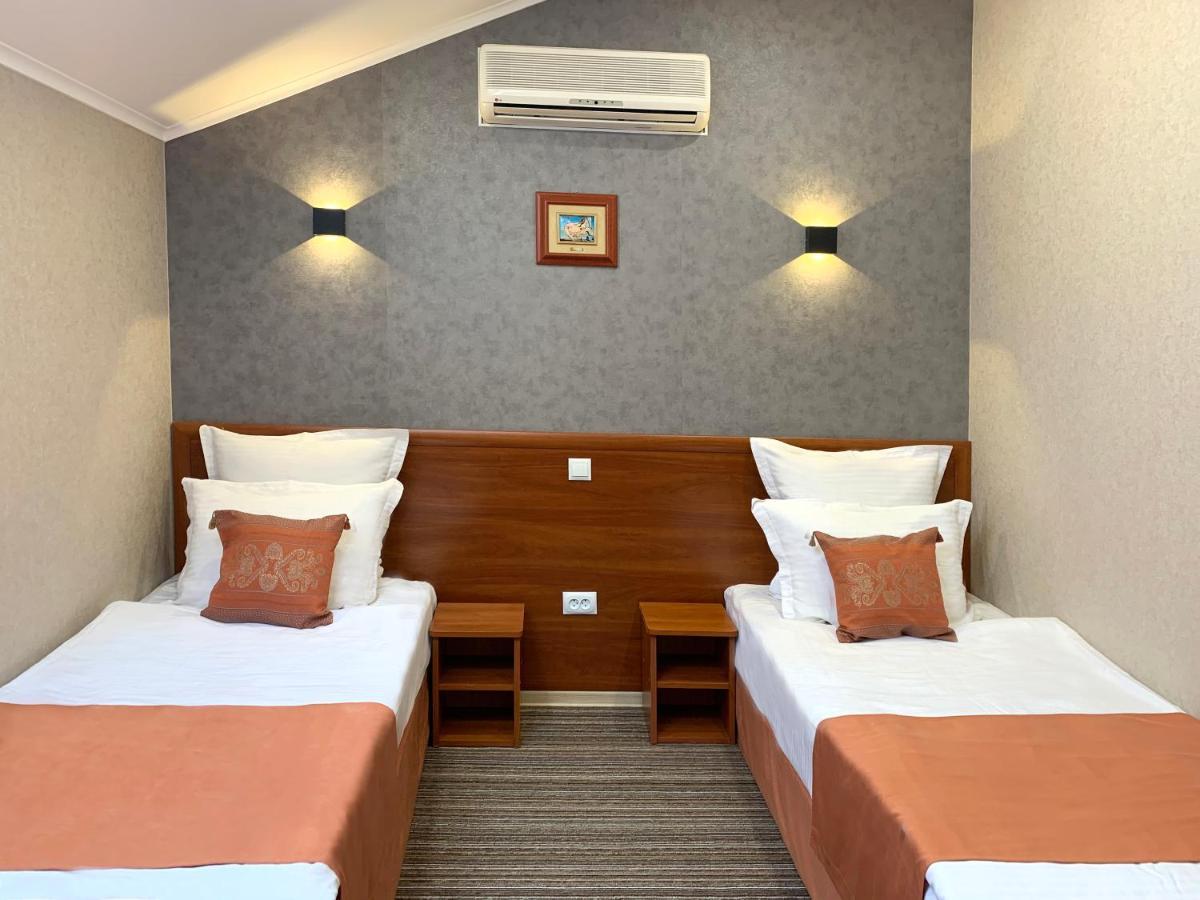 Economy Room In Hotel Eney Lwów Zewnętrze zdjęcie