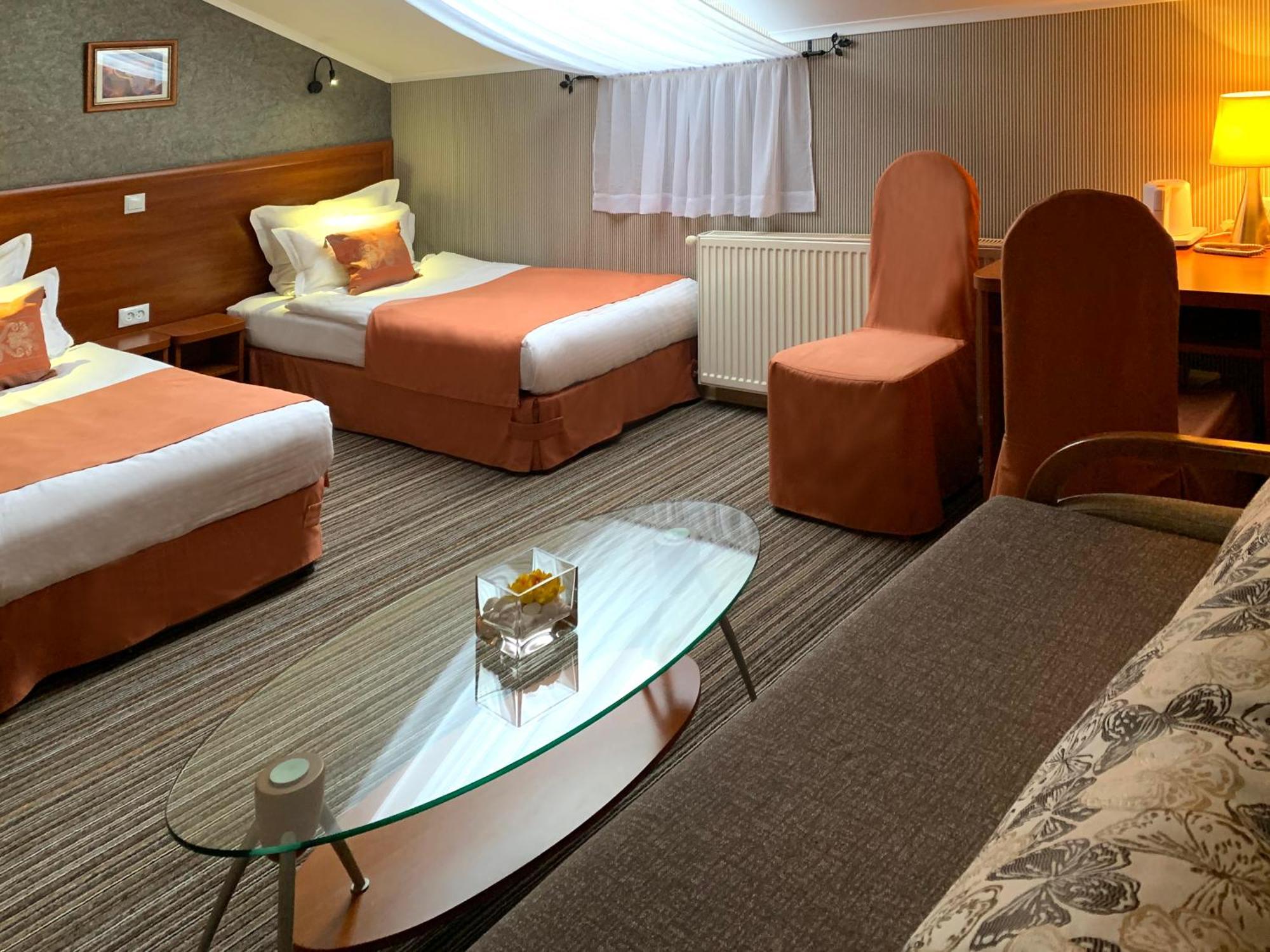 Economy Room In Hotel Eney Lwów Zewnętrze zdjęcie