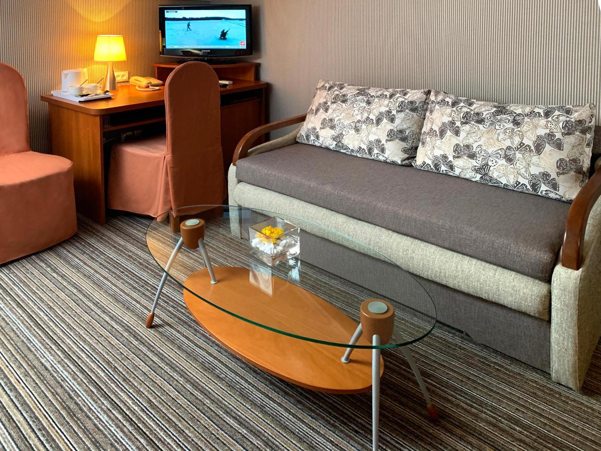 Economy Room In Hotel Eney Lwów Zewnętrze zdjęcie