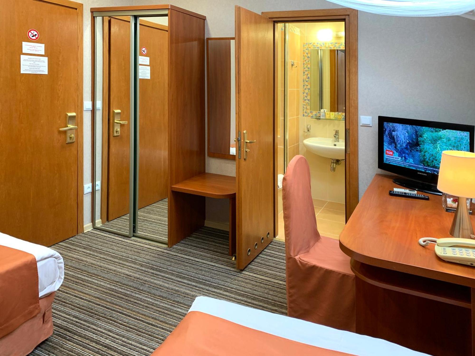 Economy Room In Hotel Eney Lwów Zewnętrze zdjęcie