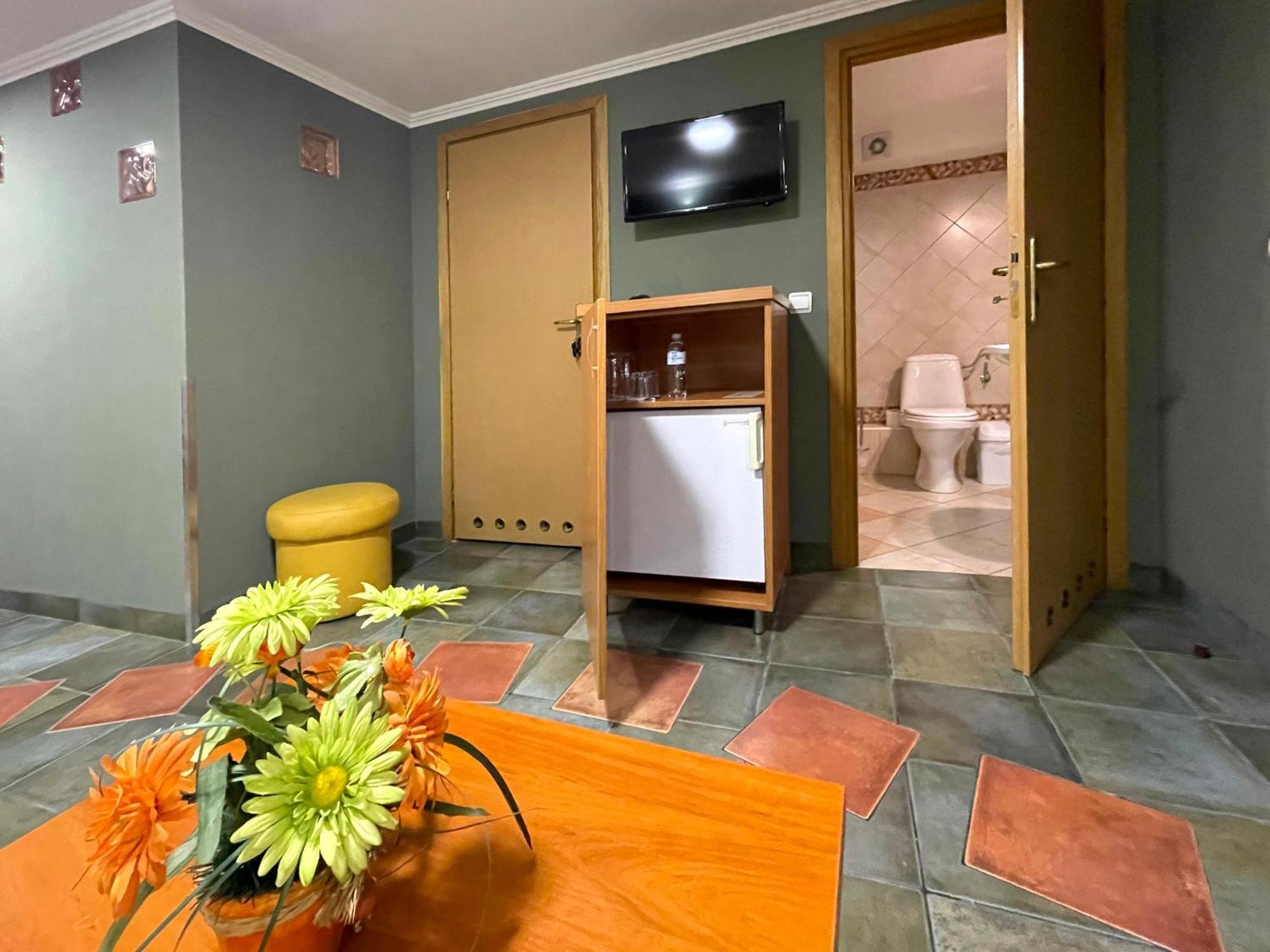 Economy Room In Hotel Eney Lwów Pokój zdjęcie