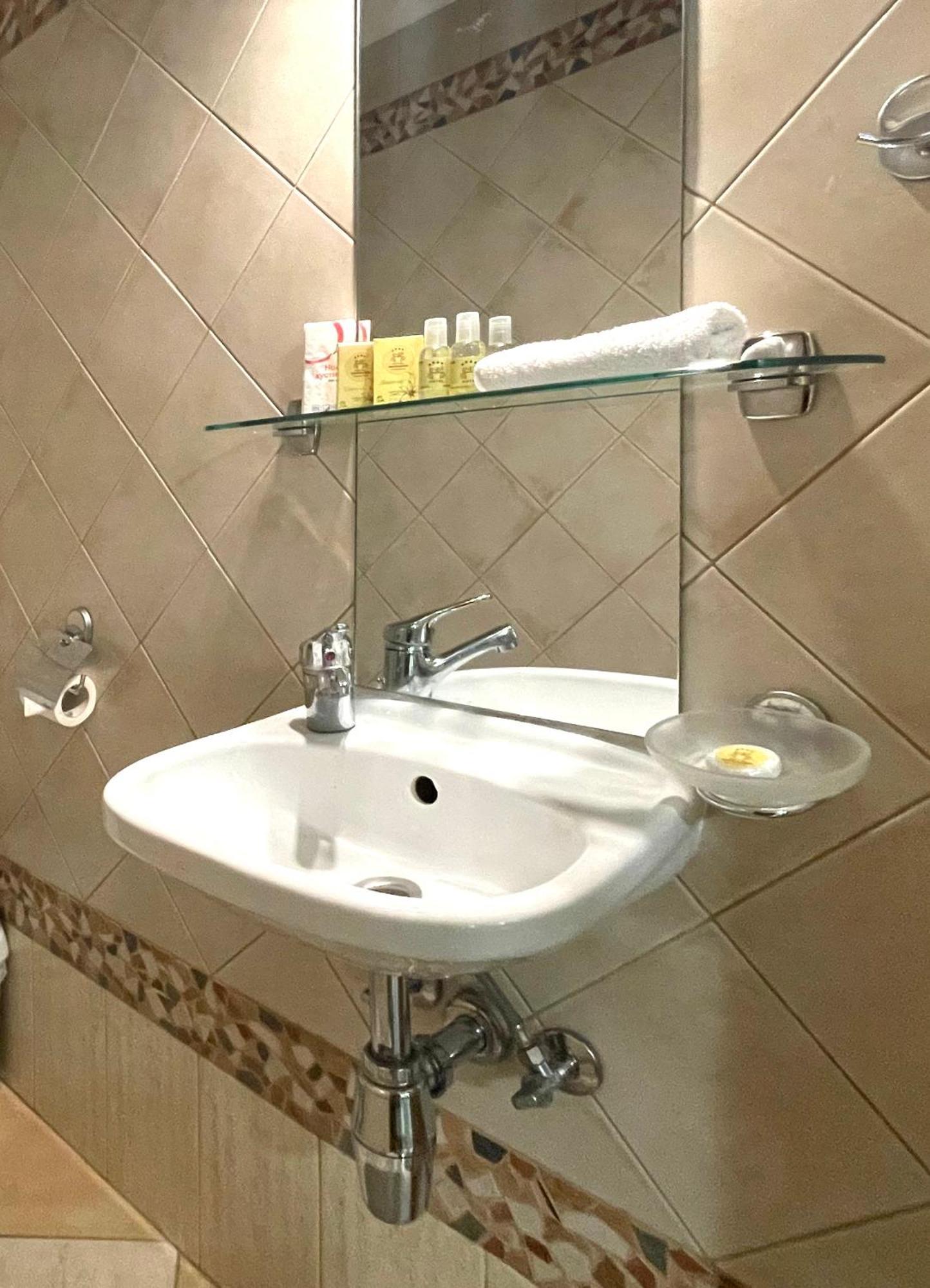 Economy Room In Hotel Eney Lwów Pokój zdjęcie