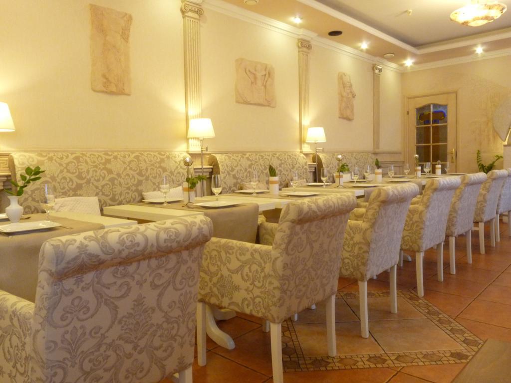Economy Room In Hotel Eney Lwów Zewnętrze zdjęcie